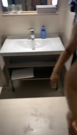 【喝尿母狗】两只母狗开始接客 跪着极端深喉到吐 跪着喝尿 口味真重 截图12