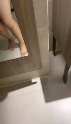 【喝尿母狗】两只母狗开始接客 跪着极端深喉到吐 跪着喝尿 口味真重 截图13