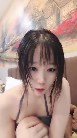 高冷颜值妹妹！新人近期下海！应要求秀一波，脱光光翘起美臀，一线舔馒头逼，翘起双腿，按摩器震动 截图1