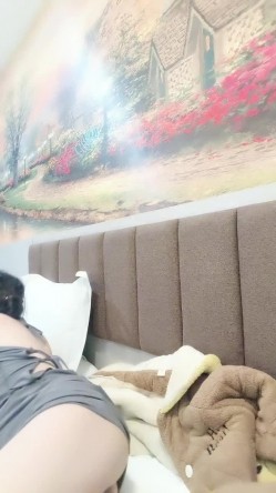 高冷颜值妹妹！新人近期下海！应要求秀一波，脱光光翘起美臀，一线舔馒头逼，翘起双腿，按摩器震动 截图3