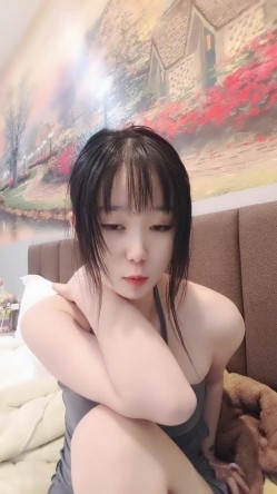 高冷颜值妹妹！新人近期下海！应要求秀一波，脱光光翘起美臀，一线舔馒头逼，翘起双腿，按摩器震动 截图5