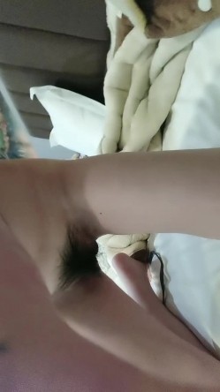 高冷颜值妹妹！新人近期下海！应要求秀一波，脱光光翘起美臀，一线舔馒头逼，翘起双腿，按摩器震动 截图10