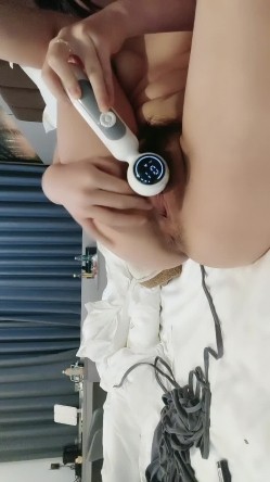高冷颜值妹妹！新人近期下海！应要求秀一波，脱光光翘起美臀，一线舔馒头逼，翘起双腿，按摩器震动 截图11