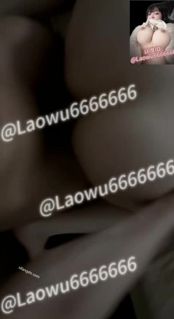 【绿帽淫妻】反差眼镜少妇，极品高颜值露脸人妻「SMMSMM」，约炮入珠单男，和上门推油男技师调情，被当作母狗多人淫趴调教 截图1