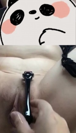 【终极调教 ️另类性爱】绿帽调教天花板『J神』最强私拍 ️翘美臀车窗外勾引路人被玩操潮喷 后入内 截图1