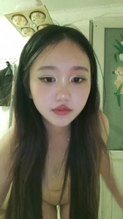 重磅！新人！【鱼妈】自慰狂喷水！一直喷~白虎一线天，水量超大，直冲镜头！ 截图7