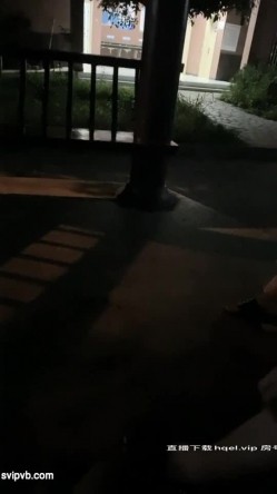 零零后（十八岁小姐姐）和闺蜜户外野占公园长凳公厕都是她们4P场所 截图10