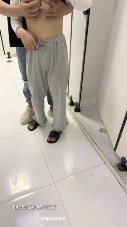 零零后（十八岁小姐姐）和闺蜜户外野占公园长凳公厕都是她们4P场所 截图11