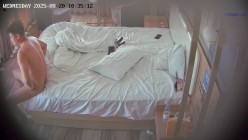 民宿酒店近视角偷拍 度假的年轻男女两天多次做爱男的喜欢舔逼 截图8