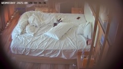 民宿酒店近视角偷拍 度假的年轻男女两天多次做爱男的喜欢舔逼 截图10