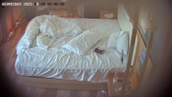 民宿酒店近视角偷拍 度假的年轻男女两天多次做爱男的喜欢舔逼 截图16
