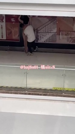 专约极品大神『橘sir-S』在全校师生面前展示一波“体操运动”小母狗羞耻的看着落地窗外的学生和老师，被前后夹击 截图5