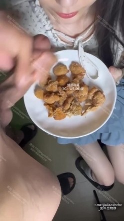 重口警告！把堂妹调教成为吃精液和尿液母狗！妹妹的精液食物吃播「Jojo九九」先射到嘴里一些再蘸着加料的炸鸡 截图8
