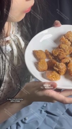 重口警告！把堂妹调教成为吃精液和尿液母狗！妹妹的精液食物吃播「Jojo九九」先射到嘴里一些再蘸着加料的炸鸡 截图16