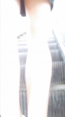 地铁站一路跟踪抄底多位美女少妇 一起探寻她们的裙底风光 截图4