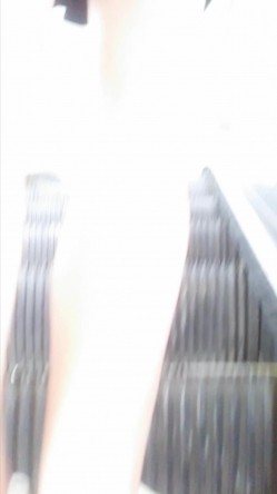 地铁站一路跟踪抄底多位美女少妇 一起探寻她们的裙底风光 截图5