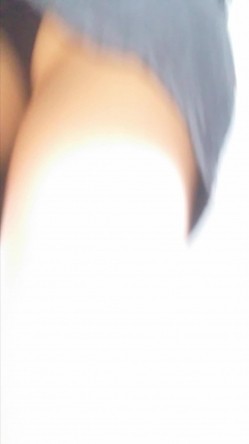 地铁站一路跟踪抄底多位美女少妇 一起探寻她们的裙底风光 截图7
