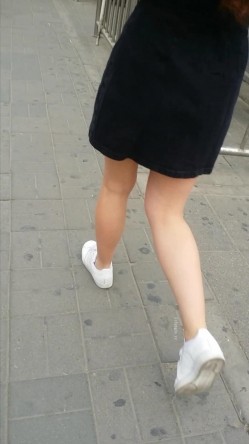 地铁站一路跟踪抄底多位美女少妇 一起探寻她们的裙底风光 截图9