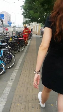 地铁站一路跟踪抄底多位美女少妇 一起探寻她们的裙底风光 截图11