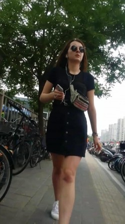 地铁站一路跟踪抄底多位美女少妇 一起探寻她们的裙底风光 截图12