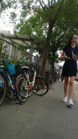 地铁站一路跟踪抄底多位美女少妇 一起探寻她们的裙底风光 截图13