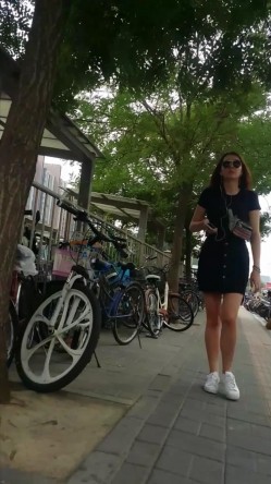 地铁站一路跟踪抄底多位美女少妇 一起探寻她们的裙底风光 截图14