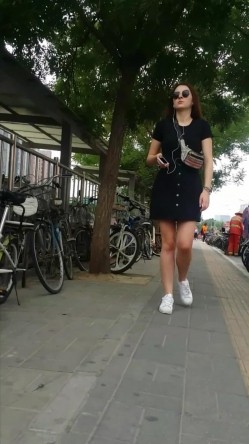 地铁站一路跟踪抄底多位美女少妇 一起探寻她们的裙底风光 截图15
