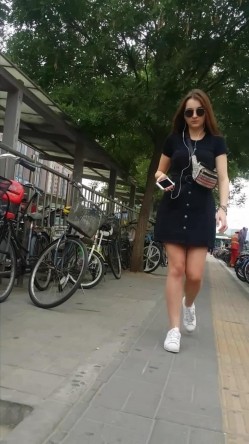 地铁站一路跟踪抄底多位美女少妇 一起探寻她们的裙底风光 截图16