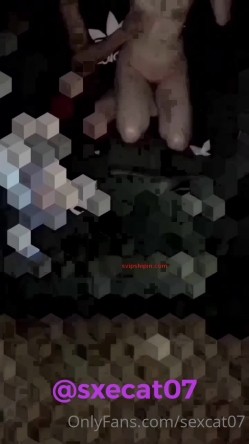 OF究极绿帽骚妻【性感的猫】福利私拍，线下约炮单男，参加换妻淫乱轰趴，各种母狗行动 截图4