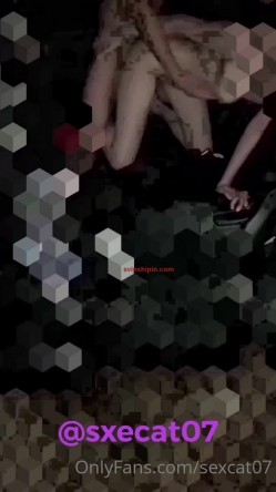 OF究极绿帽骚妻【性感的猫】福利私拍，线下约炮单男，参加换妻淫乱轰趴，各种母狗行动 截图13