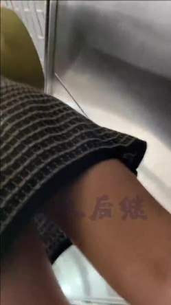 【经典CD】掀裙抄底大神【无人后继】126V完整合集[上]，就喜欢用手掀起小姐姐的短裙抄底 截图3