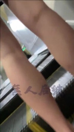 【经典CD】掀裙抄底大神【无人后继】126V完整合集[上]，就喜欢用手掀起小姐姐的短裙抄底 截图6