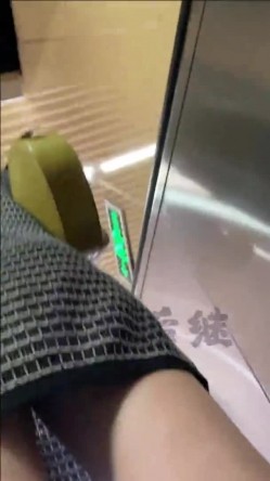 【经典CD】掀裙抄底大神【无人后继】126V完整合集[上]，就喜欢用手掀起小姐姐的短裙抄底 截图14