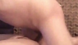 《会所摄像头破解》真实记录极品少妇给中年大叔做大保健全过程 截图13