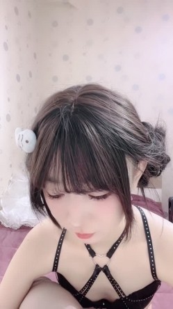 全网最美童颜校花【邪恶双马尾】黄播尺度大开~全裸自慰 截图1
