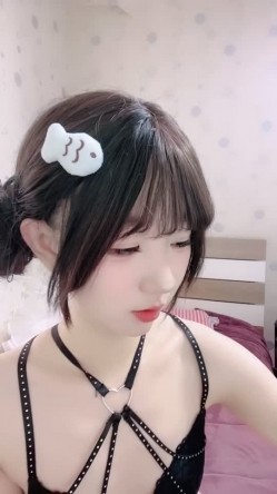 全网最美童颜校花【邪恶双马尾】黄播尺度大开~全裸自慰 截图3