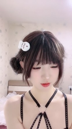 全网最美童颜校花【邪恶双马尾】黄播尺度大开~全裸自慰 截图4