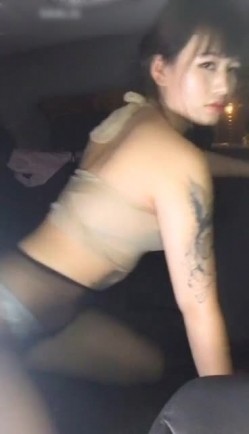 周末撸管必看！百变女神魅心马路边不顾所有眼光表演各种造型亮瞎眼秒杀不少封面女神 截图4