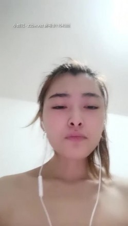 国产良家夫妻居家自拍，【太平公主】极品小少妇，肤白貌美，家中跟老公睡意朦胧中来一炮，娇喘悦耳动听撸管必备 截图3