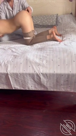 乱伦大神《云梦闲情》女性视角 第一次和哥哥做爱 亲哥哥被我骑在身下鸡巴插在我的B里脑袋一片空白 截图3