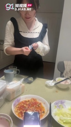 茗茗 最近较火的91眼镜骚妹 聚众淫乱扑克游戏 输牌惩罚肏穴 定制吃安眠药做爱 模拟迷奸 截图1