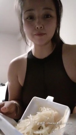 良家辣妈露脸跟小哥酒店开房啪啪，开档黑丝连体情趣装诱惑，大黑牛自慰骚逼听狼友指挥口交大鸡巴，主动上位 截图2