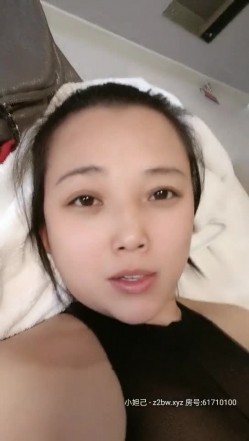 良家辣妈露脸跟小哥酒店开房啪啪，开档黑丝连体情趣装诱惑，大黑牛自慰骚逼听狼友指挥口交大鸡巴，主动上位 截图4