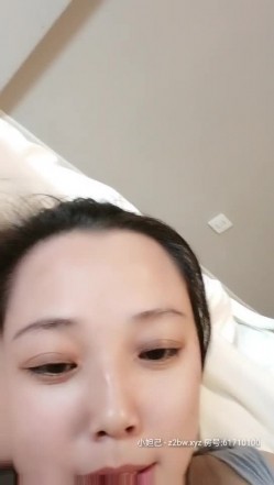 良家辣妈露脸跟小哥酒店开房啪啪，开档黑丝连体情趣装诱惑，大黑牛自慰骚逼听狼友指挥口交大鸡巴，主动上位 截图7