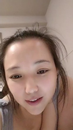 良家辣妈露脸跟小哥酒店开房啪啪，开档黑丝连体情趣装诱惑，大黑牛自慰骚逼听狼友指挥口交大鸡巴，主动上位 截图9