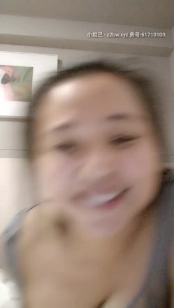良家辣妈露脸跟小哥酒店开房啪啪，开档黑丝连体情趣装诱惑，大黑牛自慰骚逼听狼友指挥口交大鸡巴，主动上位 截图10