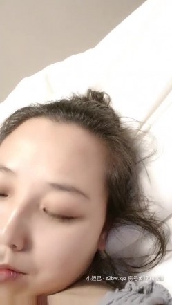 良家辣妈露脸跟小哥酒店开房啪啪，开档黑丝连体情趣装诱惑，大黑牛自慰骚逼听狼友指挥口交大鸡巴，主动上位 截图12