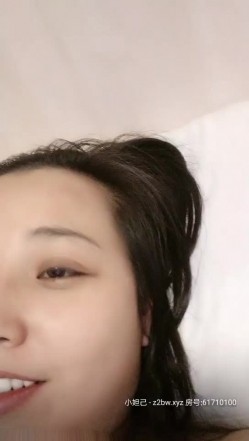 良家辣妈露脸跟小哥酒店开房啪啪，开档黑丝连体情趣装诱惑，大黑牛自慰骚逼听狼友指挥口交大鸡巴，主动上位 截图13