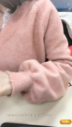这才是真正的魔鬼身材，美少女拥有如此傲人的身材，丝袜美腿 木瓜大奶子【贵在真实】办公室自己工位上自慰，公司厕所里自慰 截图1