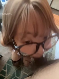 ️极品眼镜骚妹【xiaomugouya】非常反差的肥臀眼镜妹子白丝黑丝跳蛋自慰 截图11